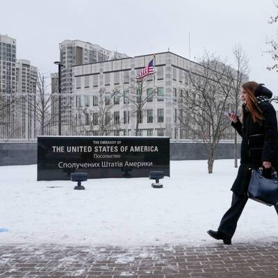 Госдепартамент США сообщил о решении вывезти большинство сотрудников посольства в Киеве