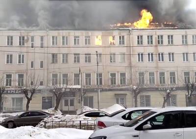 В Орехово-Зуево горит жилой дом, частично обрушилась кровля