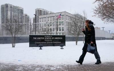 США вывозят из Украины часть дипломатов и приостанавливают консульские услуги в Киеве
