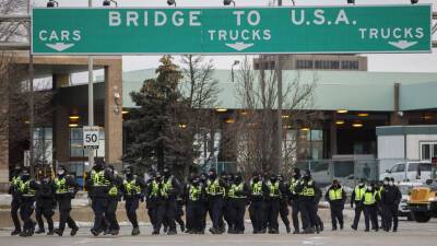 Канадская полиция прибыла на границу Канады и США для её разблокирования
