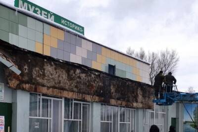 В Тверской области под весом снега и льда рухнул козырек музея