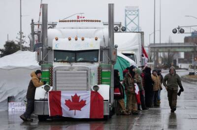 В Канаде суд постановил прекратить блокаду моста грузовиками на границе с США