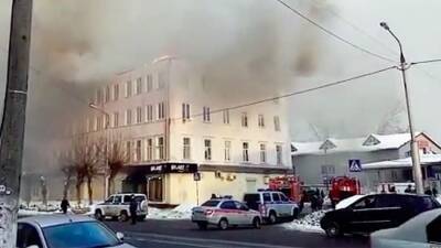 Появились кадры с места крупного пожара в доме в Орехово-Зуеве