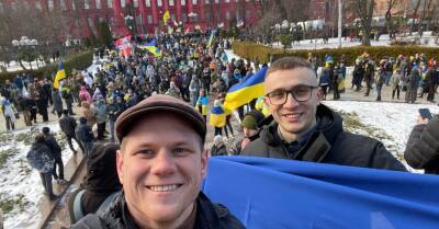 В Киеве прошла акция под лозунгом «Украинцы будут сопротивляться», организаторы насчитали несколько тысяч человек