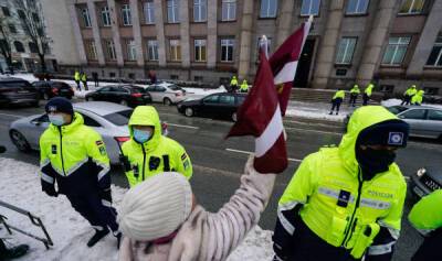 Риск для безопасности: почему власти Латвии беспокоит недоверие народа