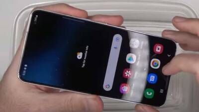 Смартфон Samsung Galaxy S22 прошёл тест в воде и подвергся механическому воздействию