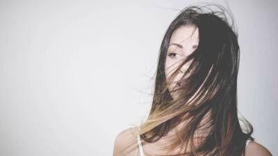 Дерматовенеролог Иськова объяснила, что делать при постковидном выпадении волос