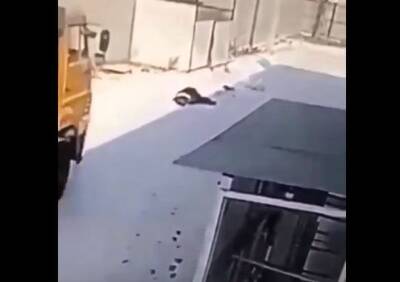Смертельный наезд мусоровоза на мужчину в Забайкальском крае попал на видео