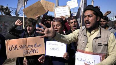 Афганцы просят вернуть деньги в страну