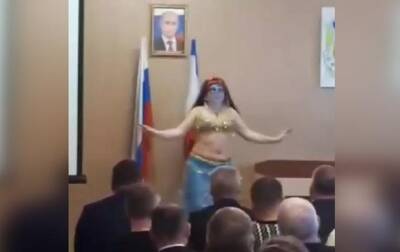 В Крыму чиновник исполнил танец живота в здании администрации - СМИ