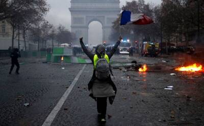 Во Франции прошли массовые протесты против коронавирусных ограничений
