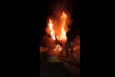 Автомобиль сгорел во дворе дома на ОбьГЭС в Новосибирске