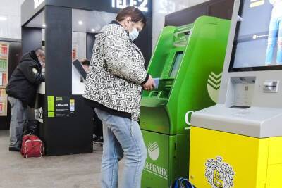 Специалист дал советы по безопасному снятию денег в банкомате