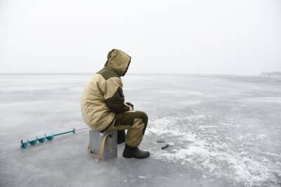 Волгоградским любителям зимней рыбалки напомнили о безопасности