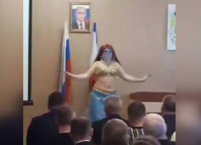 Жители Крыма опознали главу района в исполнительнице танца живота в мэрии