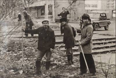 Спасатели истории: общественники собирают в заброшенных домах Сыктывкара фотографии и старые письма