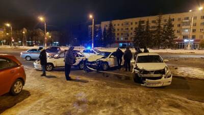 Три автомобиля столкнулись на площади Конституции в Твери