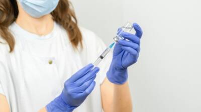 Медики рассказали, когда бустерная прививка от коронавируса теряет эффективность