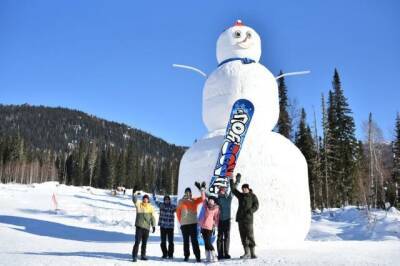 В Шерегеше появился гигантский снеговик. 12-метрового рекордсмена возвели в поддержку российской олимпийской сборной