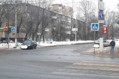 В Московском районе Твери столкнулись две иномарки