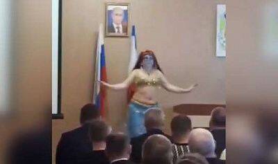 Пользователи соцсетей опознали главу одного из районов Крыма в исполнительнице танца живота в мэрии (ВИДЕО)