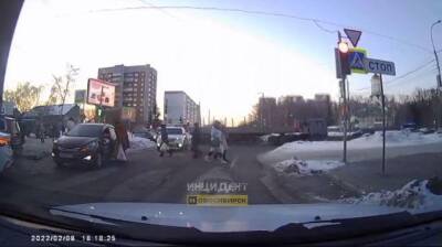В Новосибирске водитель такси задним ходом наехал на женщину с ребёнком