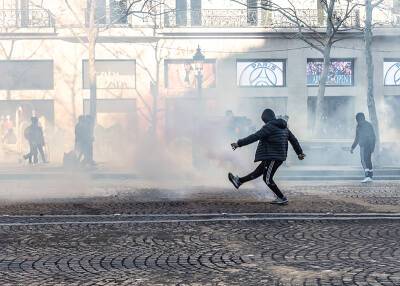 Полиция в Париже разогнала "Конвой свободы" слезоточивым газом