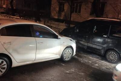 В Петербурге таксист на скорости выпрыгнул из автомобиля, спасаясь от пассажира с ножом