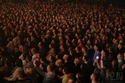 «Не поделили очередь за автографами»: в Кузбассе фанаты устроили драку на концерте известной группы