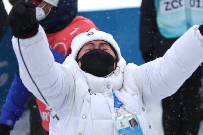 Вяльбе эмоционально отпраздновала победу российских лыжников в эстафете. ВИДЕО