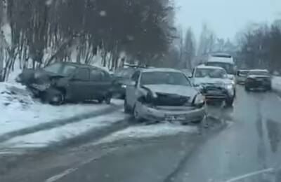 Видео: авария в Корабсельках тормозит движение в сторону Петербурга