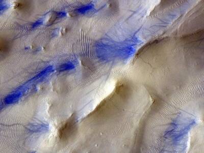 «Роскосмос» и ЕКА показали новые фото Марса со следами «пылевых дьяволов»