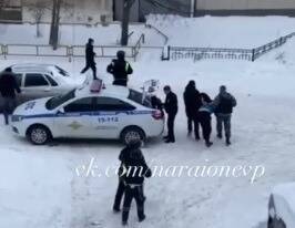 В Среднеуральске задержан мужчина, который стрелял по людям во дворе жилого дома - znak.com - Среднеуральск