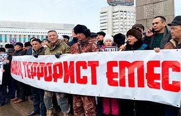 В Алматы полиция присоединились к протестующим