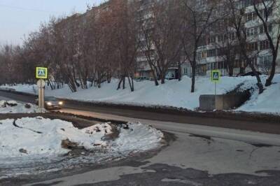В Новосибирске пешеходный переход ведет из теплотрассы в бетонный блок