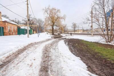 В Курске мэр Куцак обнаружил улицу без асфальта, где ходят в сапогах по грязи