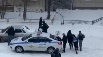 В Свердловской области мужчина выстрелил в жену, за то что она его «пилила», а потом устроил стрельбу по прохожим
