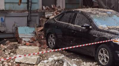 Часть фасада рухнула на иномарку в Кировском районе Петербурга