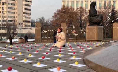 В Алма-Ате после траурного митинга памяти к монументу независимости пришла вдова умершего мужа