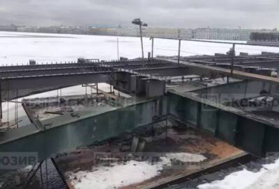 Рабочий упал с высоты во время реконструкции Биржевого моста в Петербурге