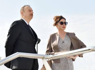 Президент Ильхам Алиев и Первая леди Мехрибан Алиева посетили памятник общенациональному лидеру Гейдару Алиеву в Агджабеди