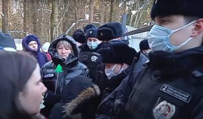 14 протестующих против вырубки Троицкого леса оставили на ночь в полиции