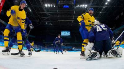Финны одержали сверхволевую победу над шведами и вышли в 1/4 финала хоккейного турнира ОИ