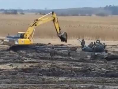 СМИ опубликовали видео российских танков, застрявших в грязи неподалеку от границы с Украиной