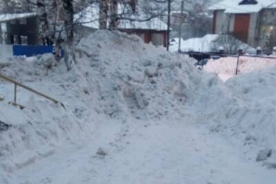 В Ижевске дорожники засыпали тротуары убранным с проезжей части снегом