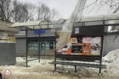 На улице Костычева в Рязани сорвало крышу остановочного павильона