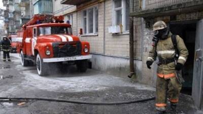 Спасатели эвакуировали двух человек из горящей квартиры в доме на улице Демьяна Бедного
