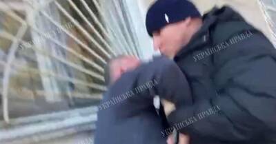 Вооруженные охранники аэропорта Днепра напали на журналистов "Украинской правды"