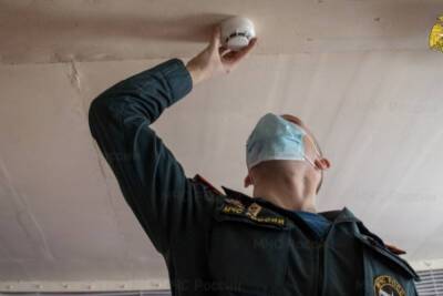 В домах многодетных и малообеспеченных семей Тверской области устанавливают пожарные извещатели