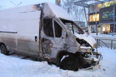 Сгоревший микроавтобус стоит на тротуаре около кафе на Академика Бардина